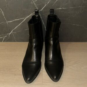 Vagabond pointed boots